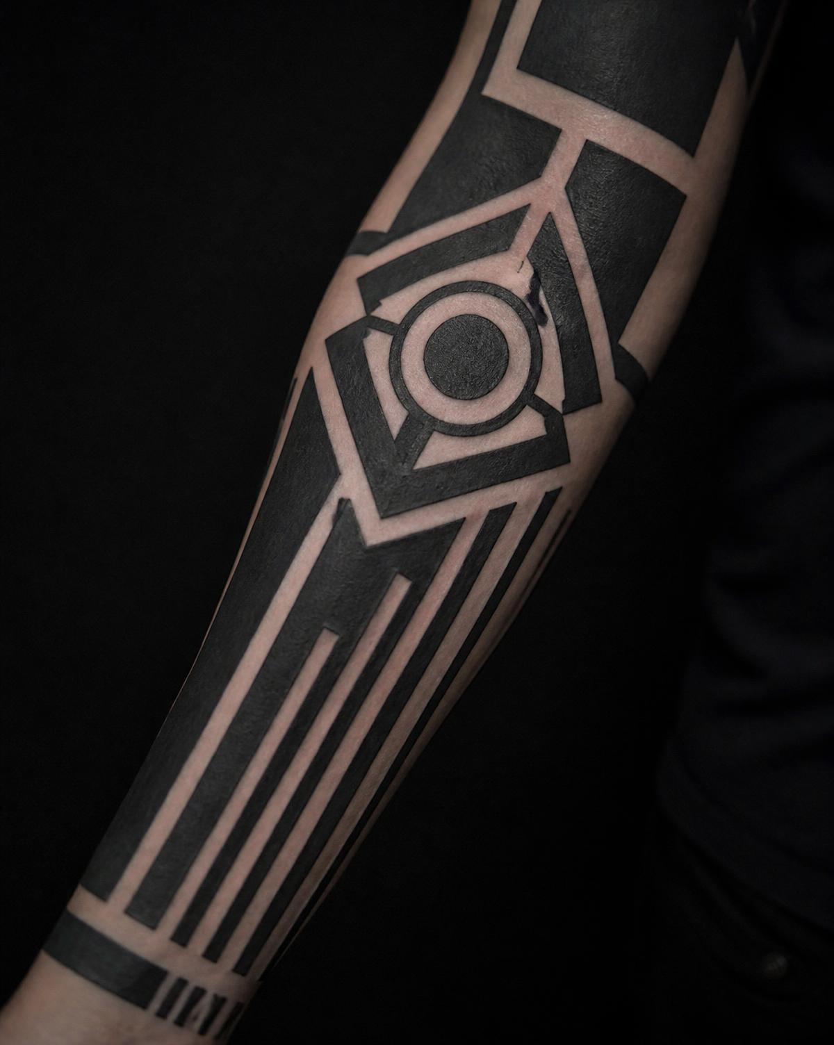 Ön kolda geometrik blackwork dövme